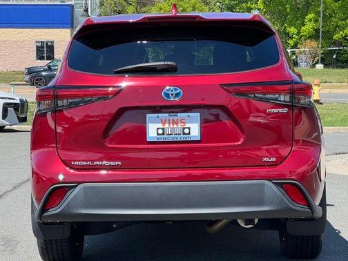 Ruby Flare Pearl 2022 Toyota Highlander Hybrid XLE