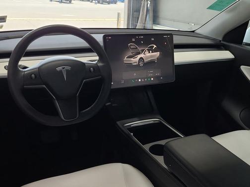 Pearl White Multi-Coat 2022 Tesla Model Y Long Range