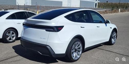 Pearl White Multi-Coat 2026 Tesla Model Y