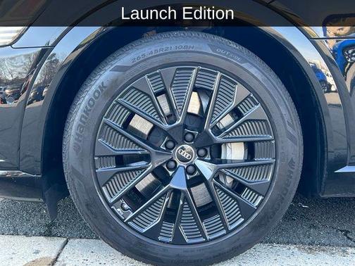 Mythos Black Metallic 2024 Audi Q8 e-tron Prestige