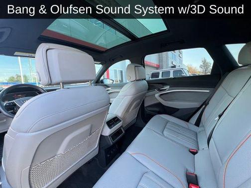 Mythos Black Metallic 2024 Audi Q8 e-tron Prestige