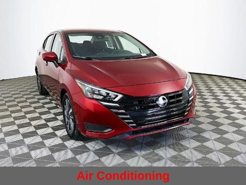 Scarlet Ember 2025 Nissan Versa 1.6 SV
