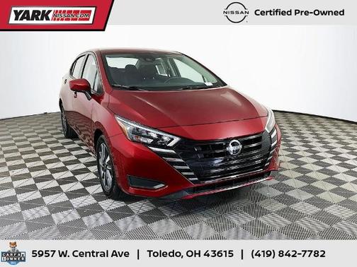 Scarlet Ember 2025 Nissan Versa 1.6 SV