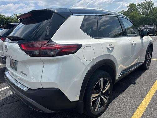 2 Tone White / Black Roof 2023 Nissan Rogue SL