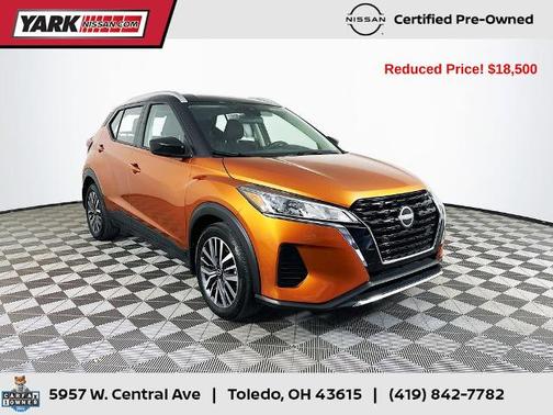 Monarch Orange / Super Black 2023 Nissan Kicks SV
