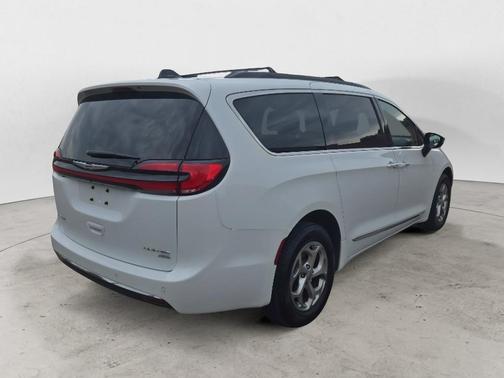 Bright White Clearcoat 2023 Chrysler Pacifica Limited