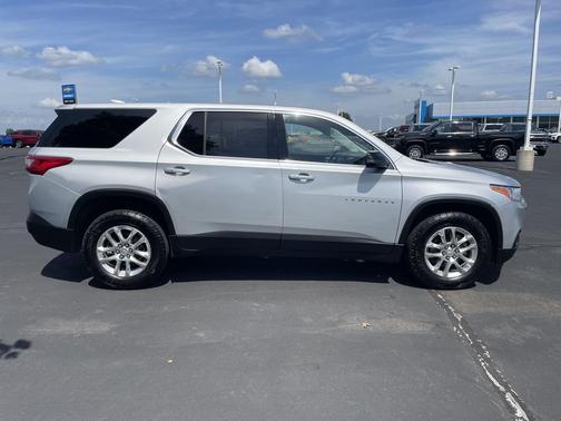Silver Ice Metallic 2021 Chevrolet Traverse LS