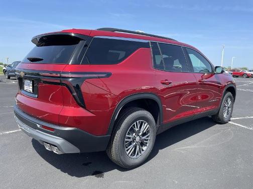 Radiant Red Tintcoat 2026 Chevrolet Traverse LT