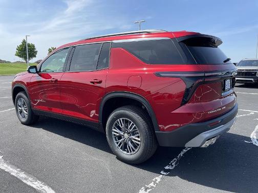 Radiant Red Tintcoat 2026 Chevrolet Traverse LT