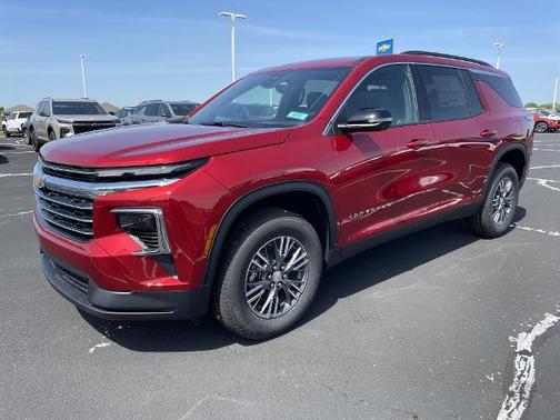 Radiant Red Tintcoat 2026 Chevrolet Traverse LT