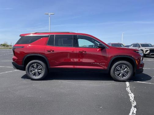 Radiant Red Tintcoat 2026 Chevrolet Traverse LT