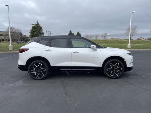 Iridescent Pearl Tricoat 2024 Chevrolet Blazer RS