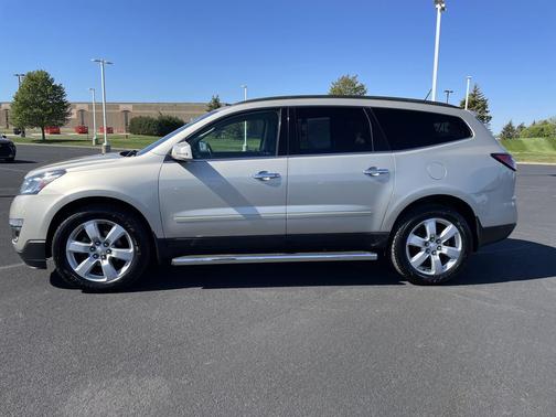 Champagne Silver Metallic 2016 Chevrolet Traverse 1LT