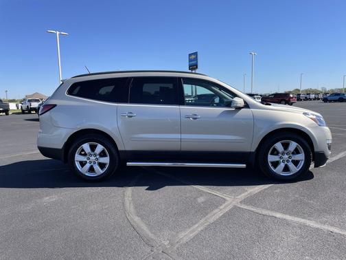 Champagne Silver Metallic 2016 Chevrolet Traverse 1LT