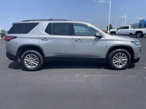 Sterling Gray Metallic 2023 Chevrolet Traverse LT Cloth