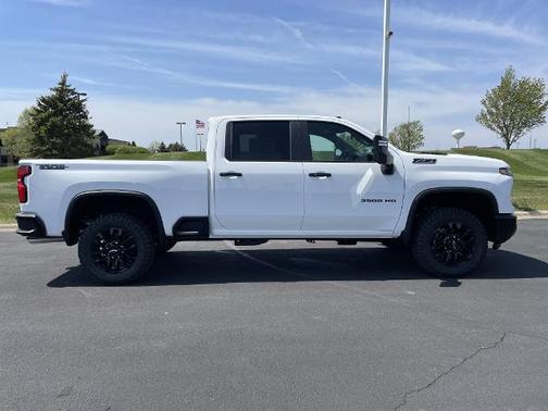 Summit White 2026 Chevrolet Silverado 3500 LT