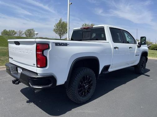 Summit White 2026 Chevrolet Silverado 3500 LT