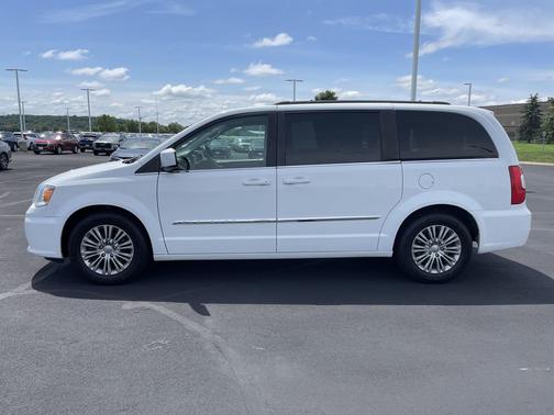 2016 Chrysler Town & Country Touring-L
