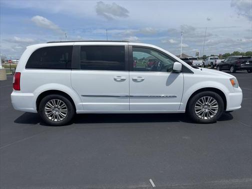 2016 Chrysler Town & Country Touring-L