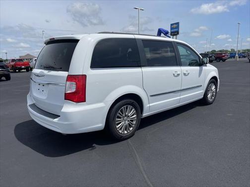 2016 Chrysler Town & Country Touring-L