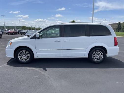 2016 Chrysler Town & Country Touring-L