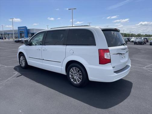 2016 Chrysler Town & Country Touring-L