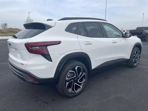 Summit White 2026 Chevrolet Trax FWD 2RS