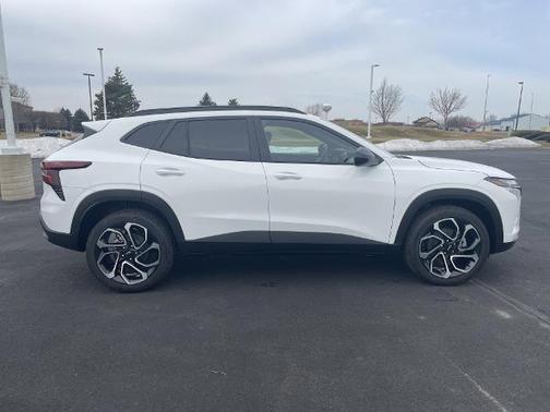 Summit White 2026 Chevrolet Trax FWD 2RS