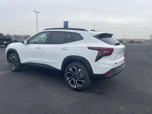 Summit White 2026 Chevrolet Trax FWD 2RS