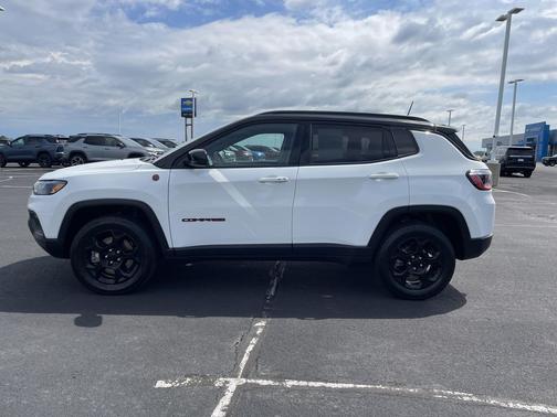 Bright White Clearcoat 2024 Jeep Compass Trailhawk