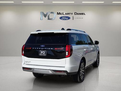 Oxford White 2025 Ford Expedition Platinum