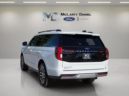 Oxford White 2025 Ford Expedition Platinum
