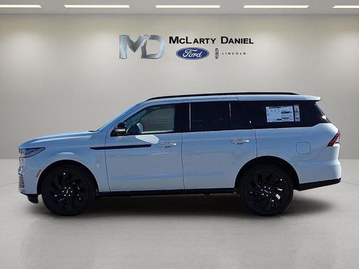 Crystal White Metallic 2026 Lincoln Navigator Reserve