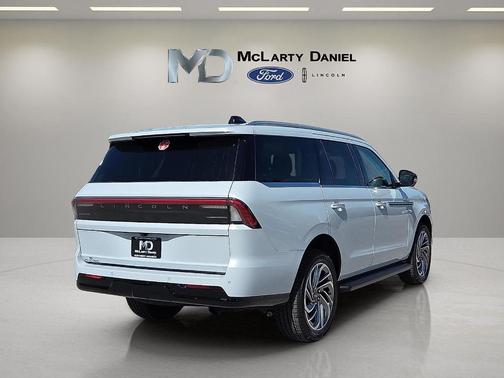 Crystal White Metallic 2026 Lincoln Navigator Premiere