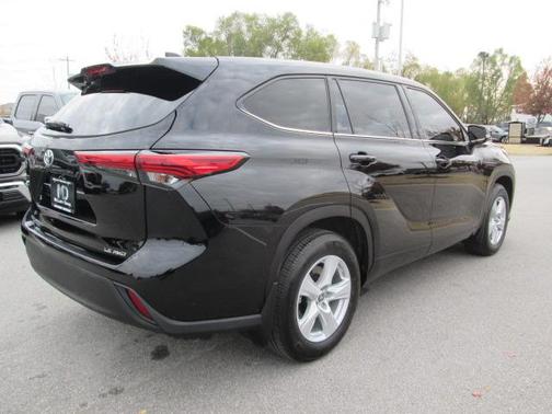 Photo 3 of 30 of 2021 Toyota Highlander LE