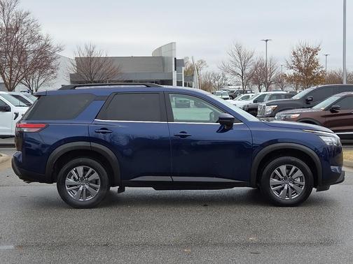 2025 Nissan Pathfinder SV
