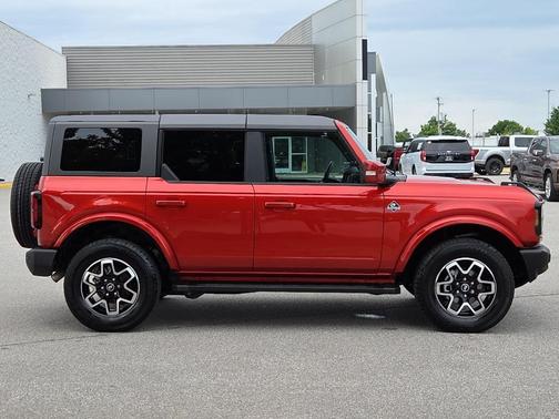 Hot Pepper Red Metallic Tinted Clearcoat 2023 Ford Bronco Outer Banks