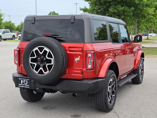 Hot Pepper Red Metallic Tinted Clearcoat 2023 Ford Bronco Outer Banks
