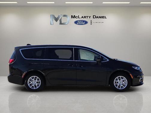 2023 Chrysler Pacifica Touring-L