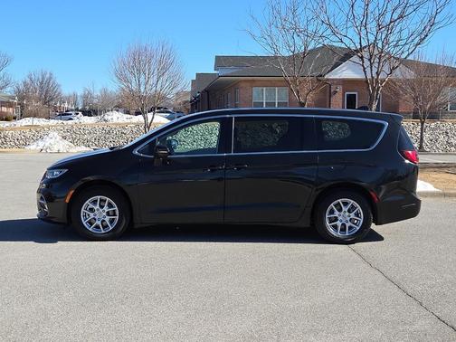 2023 Chrysler Pacifica Touring-L