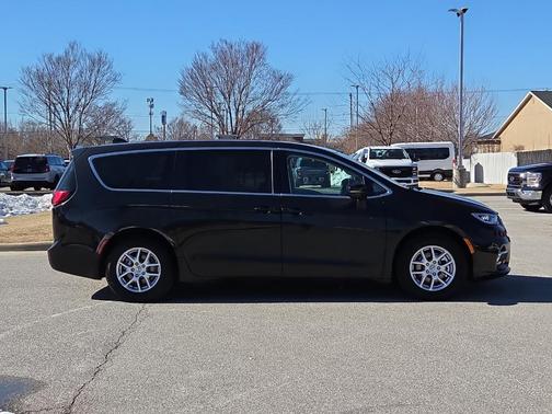 2023 Chrysler Pacifica Touring-L