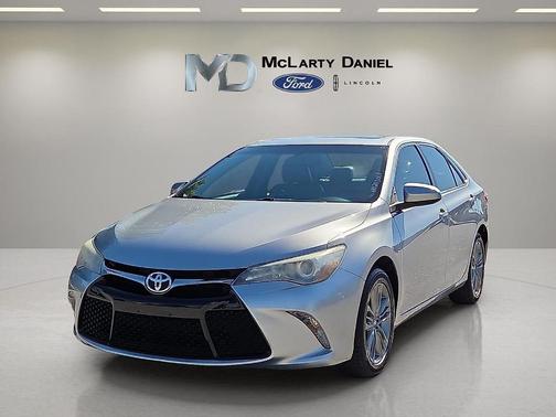 Celestial Silver Metallic 2017 Toyota Camry SE
