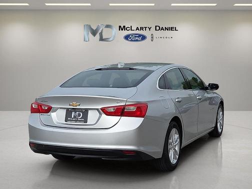 Silver Ice Metallic 2017 Chevrolet Malibu 1LT