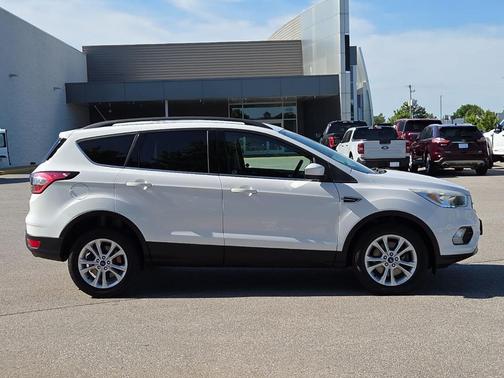 Oxford White 2018 Ford Escape SE