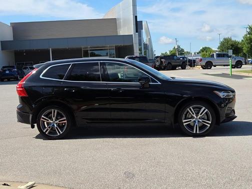 Onyx Black Metallic 2018 Volvo XC60 T6 Momentum