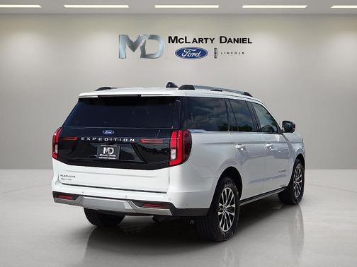 Oxford White 2025 Ford Expedition Platinum