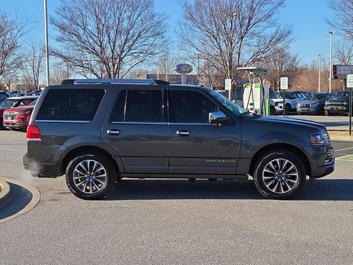 2015 Lincoln Navigator Base
