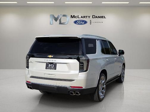 Iridescent Pearl Tricoat 2025 Chevrolet Tahoe High Country