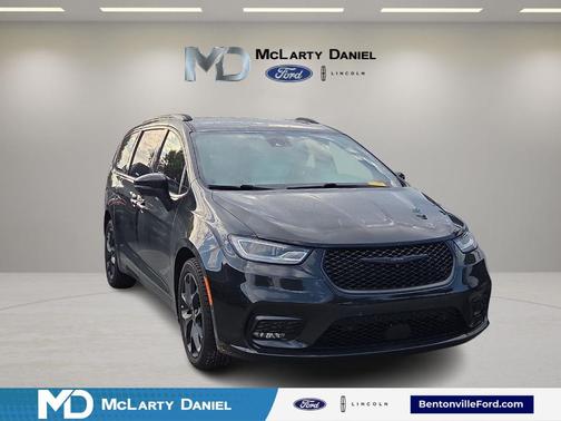 Brilliant Black Crystal Pearlcoat 2023 Chrysler Pacifica Touring-L