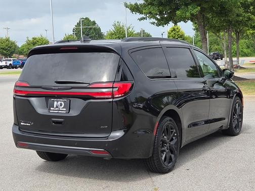 Brilliant Black Crystal Pearlcoat 2023 Chrysler Pacifica Touring-L